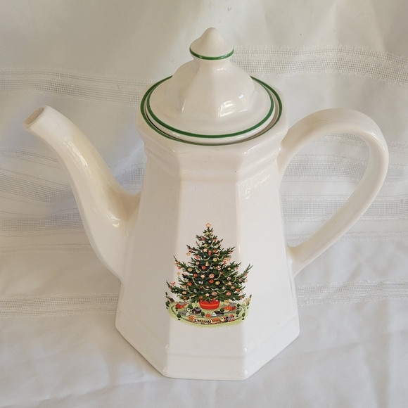 Christmas Heritage Tea/Coffee Set - Picture 2 of 8